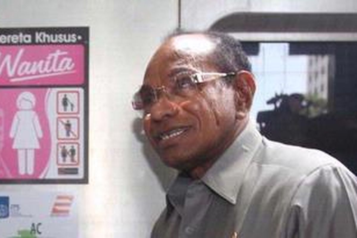 Menteri Perhubungan Freddy Numberi