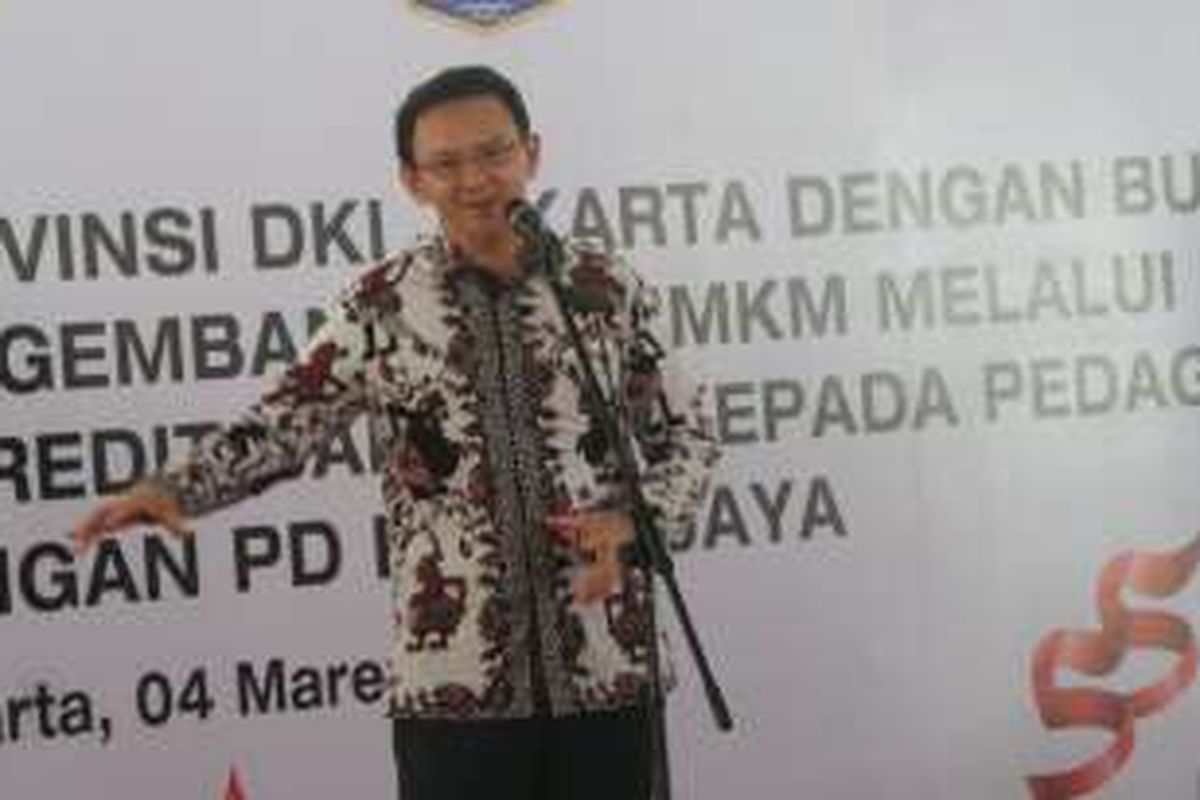 Gubernur DKI Jakarta Basuki Tjahaja Purnama saat menghadiri acara pemberian kredit kepada pedagang kaki lima (PKL), di Pasar Kramatjati, Jakarta Timur, Jumat (4/3/2016). 