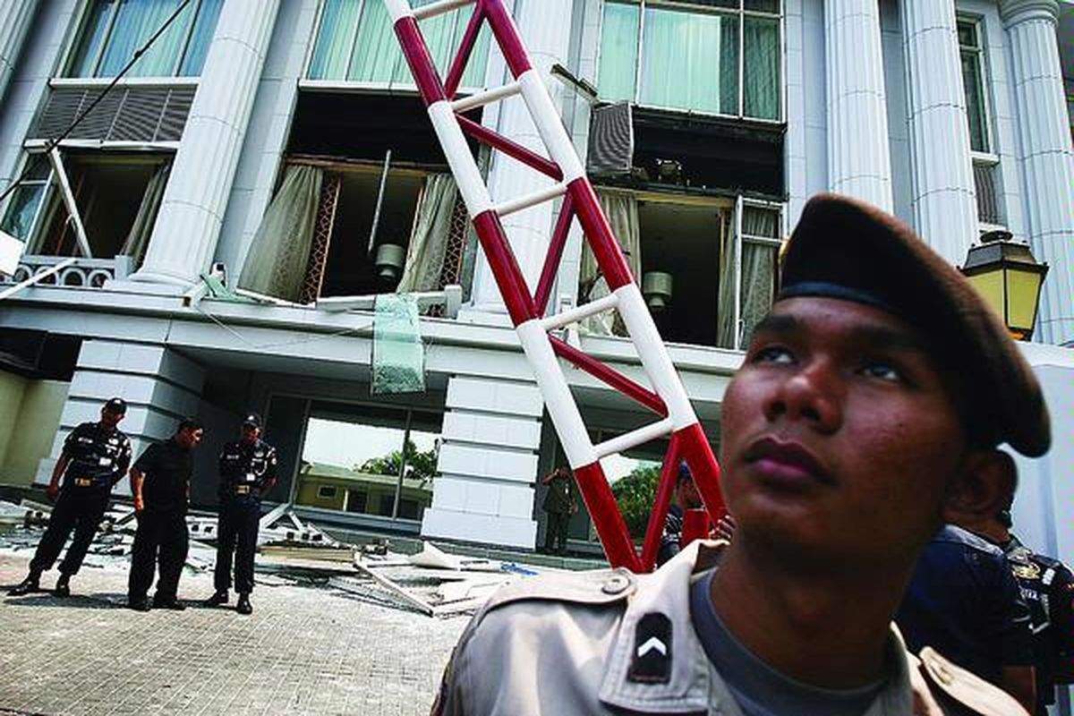 Petugas keamanan berjaga di depan Hotel JW Marriott, Mega Kuningan, Jakarta, pascapeledakan bom di hotel tersebut, pertengahan Juli tahun lalu. Delapan orang tewas dan 53 cedera dalam aksi teror tersebut.