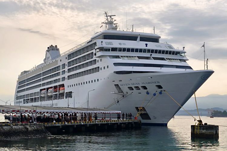 Kapal Pesiar Mewah Berisi Ratusan Turis Asing Sandar di Buleleng di Tengah Sibuknya Arus Balik