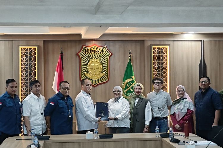 Sejumlah aktivis Hak Asasi Manusia (HAM) melakukan audiensi dengan Kejaksaan Agung (Kejagung) untuk mendorong penerapan yurisdiksi universal terkait persoalan di Palestina, Kamis (5/2/2026) di Gedung Penerangan Hukum Kejagung, Jakarta.
