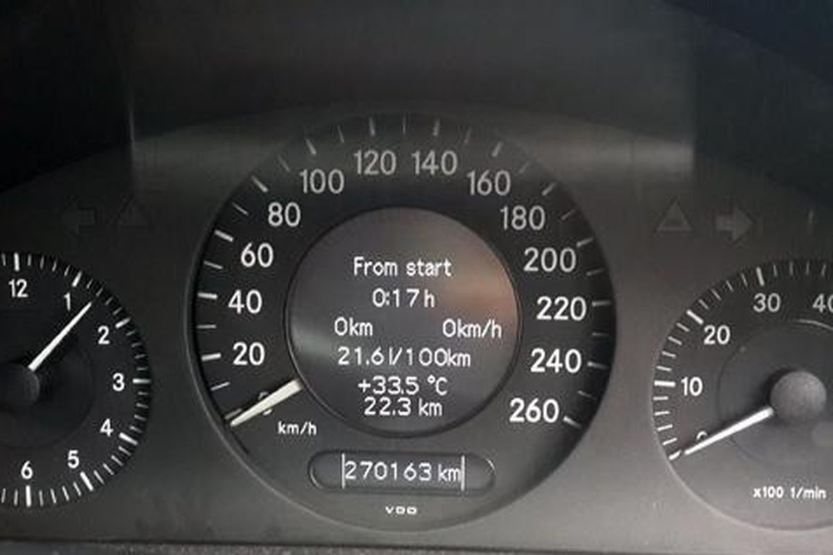 Panel indikator semua berfungsi. Tampak odometer yang sudah sangat berpengalaman 270.000 km. 