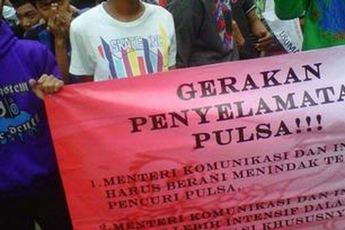 Ilustrasi : Sejumlah orang berunjuk rasa di kantor pusat XL, Selasa (4/10/2011), berkait dengan pencurian pulsa.