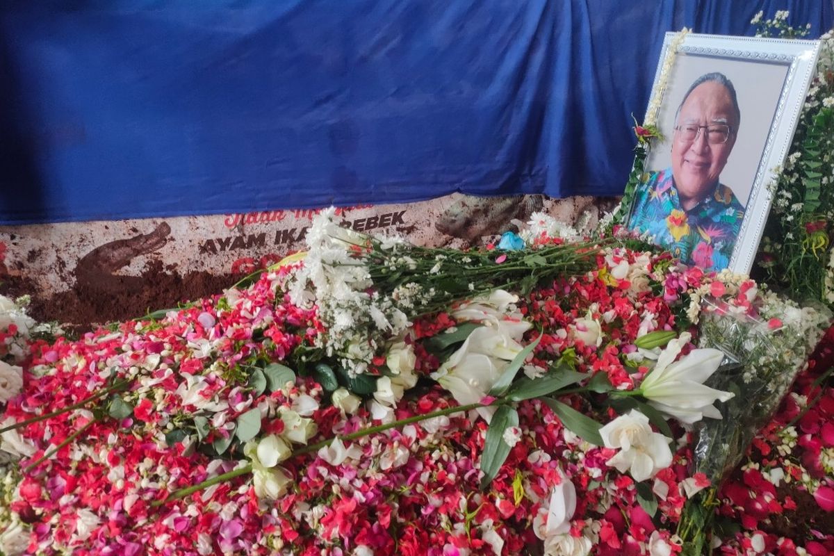 Makam Mantan Juru Bicara Presiden ke-4 RI, Abdurrahman Wahid (Gus Dur), Wimar Witoela, di TPU Tanah Kusir, Rabu (19/5/2021).