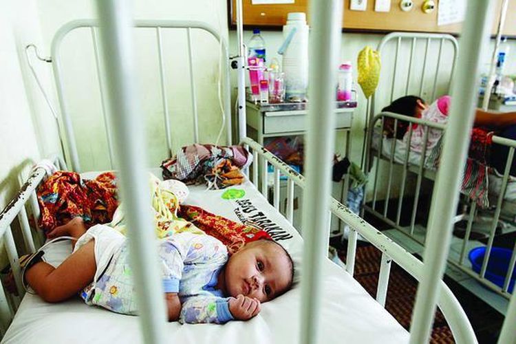 Akmal tergolek di ranjang perawatan di RSUD Tarakan, Jakarta Pusat, akibat terserang diare, Jumat (21/11). Hari itu sebanyak 17 orang dirawat akibat diare dan enam orang terkena DBD.  