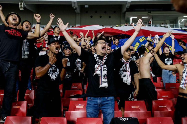 Pendukung timnas Thailand merayakan kemenangan saat pertandingan Kualifikasi Piala Dunia 2022 Grup G Zona Asia di Stadion Gelora Bung Karno, Senayan, Jakarta, Kamis (10/9/2019). Tim nasional Indonesia menelan kekalahan dari Thailand dengan skor 0-3.