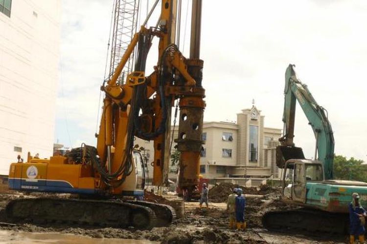 Surabaya mengalami lonjakan harga lahan dan properti sangat tinggi. Ini dipicu oleh masifnya pembangunan properti. Seperti tampak dalam gambar, aktifitas alat berat di proyek Tunjungan City milik Grup Pakuwon.