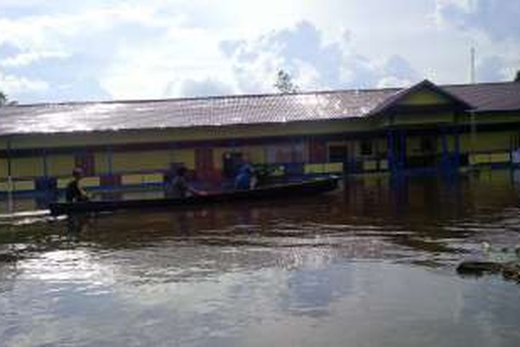 Sekolah Dasar Negeri 23 yang terletak di Dusun Lubuk Dagang, Desa Lubuk Lagak, Kecamatan Sambas, Kabupaten Sambas terendam banjir dan menyebabkan aktivitas belajar mengajar diliburkan (12/2/2016)