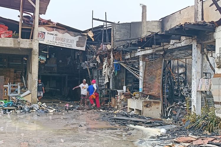 Kebakaran toko bahan bangunan di Balekambang, Kramatjati, Jakarta Timur, Selasa (2/1/2024).