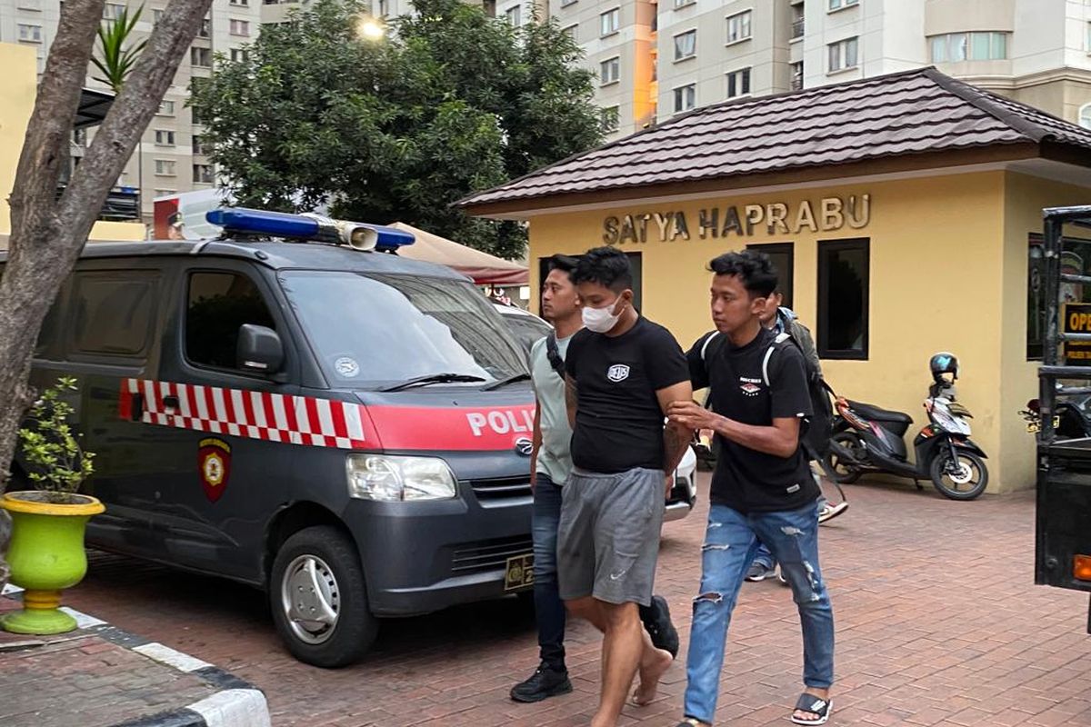 Pria berinisial AH menusuk perempuan berinisial FD di kawasan Tanjung Duren, Jakarta Barat. Kini, pelaku telah ditahan di Mapolsek Tanjung Duren, 