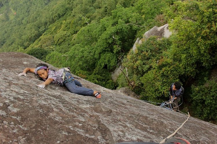 Anggota organisasi Mahasiswa Pencinta Alam Universitas Indonesia (Mapala UI) sedang memanjat tebing Gunung Bongkok, Desa Sukamulya, Kecamatan Tegal Waru, Kabupaten Purwakarta, Jawa Barat, Minggu (14/4/2019). Gunung Bongkok merupakan salah satu titik wisata panjat tebing di Jawa Barat.