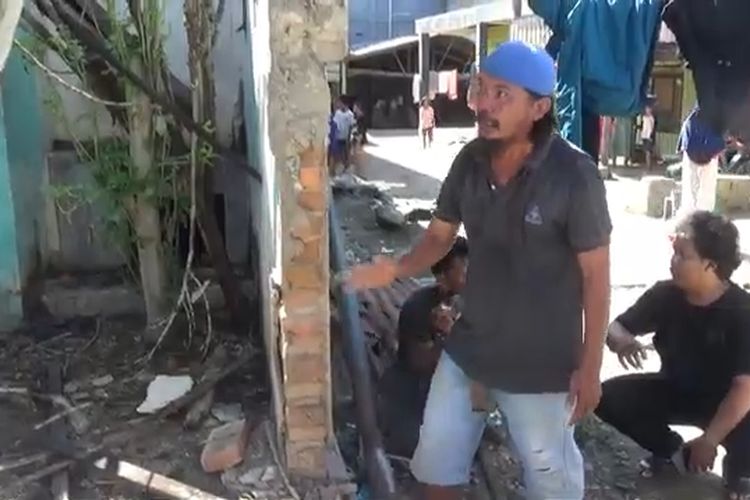 Tiga anak tertimpa tembok tua di Jalan Bahari, kelurahan Polewali, Kecamatan Polewali, Polewali Mandar, Sulawesi Barat, Selasa (23/4/2024). Dua orang meninggal dunia dan satu anak masih menjalani perawatan intensif.