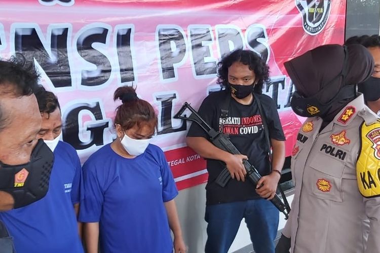 Sepasang kekasih pelaku curanmor saat diinterogasi Kapolres Tegal Kota AKBP Rita Wulandari dalam konferensi pers ungkap empat kasus, di Mapolres Tegal Kota, Jumat (13/11/2020) petang.