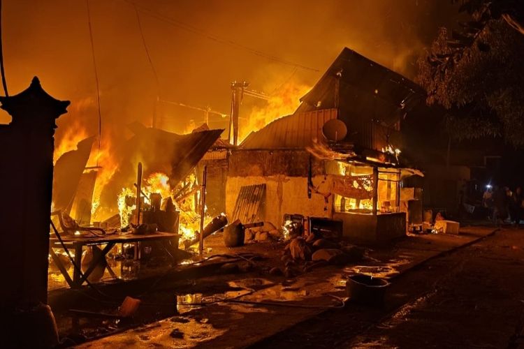 Foto : Kebakaran lima rumah warga di perkampungan nelayan Dusun Nangahure, Kelurahan Wuring, Kacamatan Alok Barat, Kabupaten Sikka, Nusa Tenggara Timur (NTT) ludes terbakar, Sabtu (28/1/2023) malam.