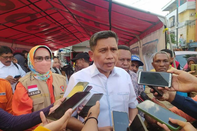 Pj Wali Kota Ambon Bodewin Wattimena saat diwawancarai wartawan di kawasan pasar Gotong Royong Ambon, Kamis sore (18/5/2023)