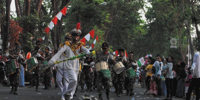 Ribuan warga menyemut di beberapa titik jalan Kota Purwodadi, Kabupaten Grobogan, Jawa Tengah, Selasa (22/8/2016). Tua, muda hingga anak kecil tumpah ruah bersuka cita untuk menyaksikan karnaval dalam rangka memperingati HUT ke 72 Kemerdekaan Republik Indonesia.