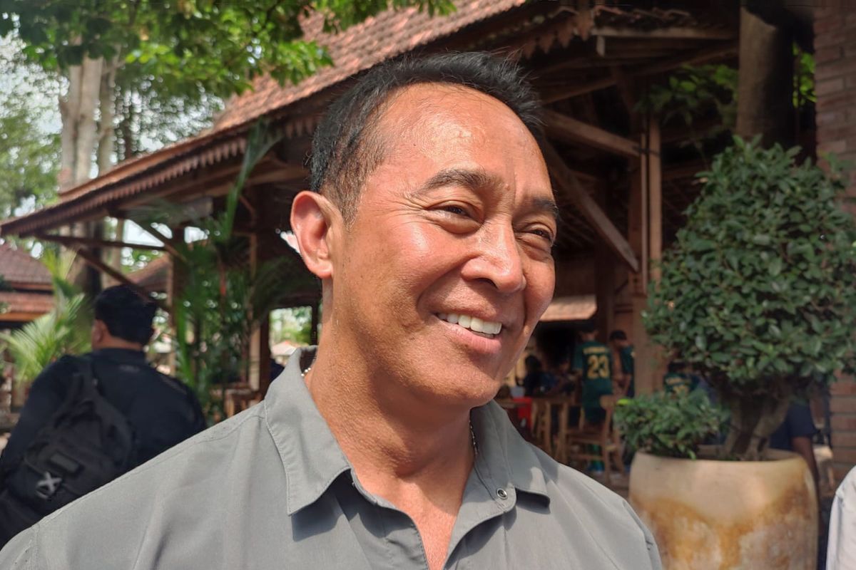 Andika Perkasa saat masih menjadi calon gubernur Jawa Tengah, memberikan keterangan pada 3 November 2024.