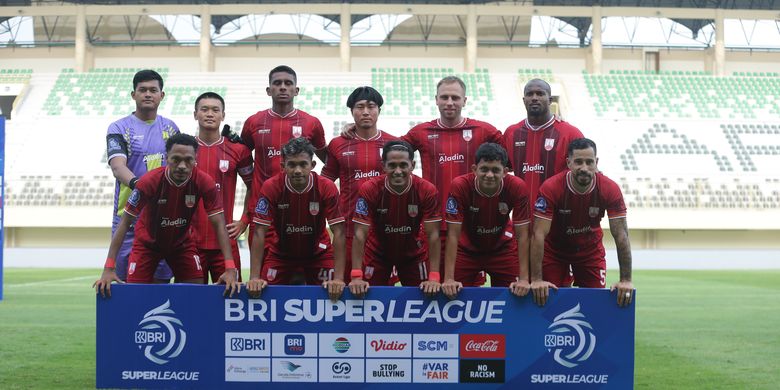 Starter Persis Solo berpose jelang beraksi dalam laga pekan ketiga Super League 2025-2026. Duel PSBS Biak vs Persis Solo digelar di Stadion Maguwoharjo, Sleman, DI Yogyakarta, Sabtu (23/8/2025).
