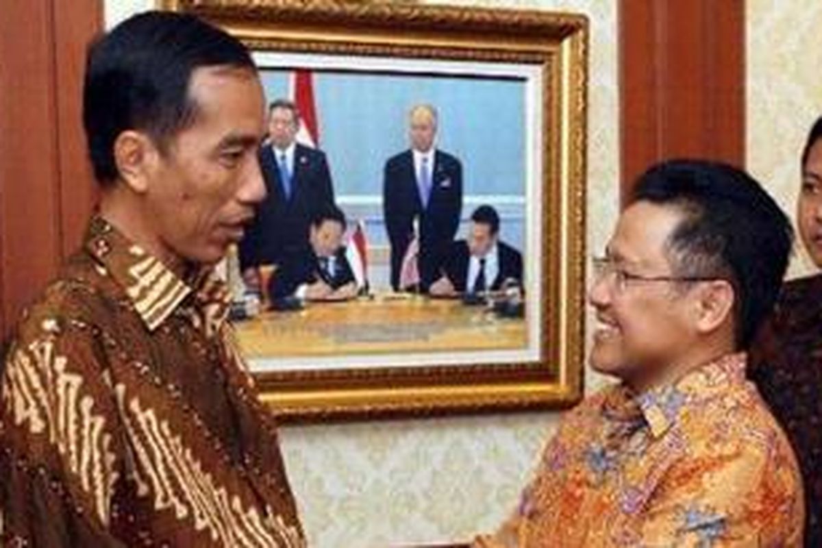 Gubernur DKI Jakarta, Joko Widodo (Jokowi) bersalaman dengan Menteri Tenaga Kerja dan Transmigrasi Muhaimin Iskandar, sebelum mengadakan pertemuan di kantor Kementerian Tenaga Kerja dan Trasmigrasi, Jakarta Selatan, Selasa (30/10/2012). Pertemuan yang juga dihadiri oleh Gubernur Jawa Barat Ahmad Heryawan dan Gubernur Banten Ratu Atut Chosiyah, membahas harmonisasi besaran upah minimum tahun 2013. 