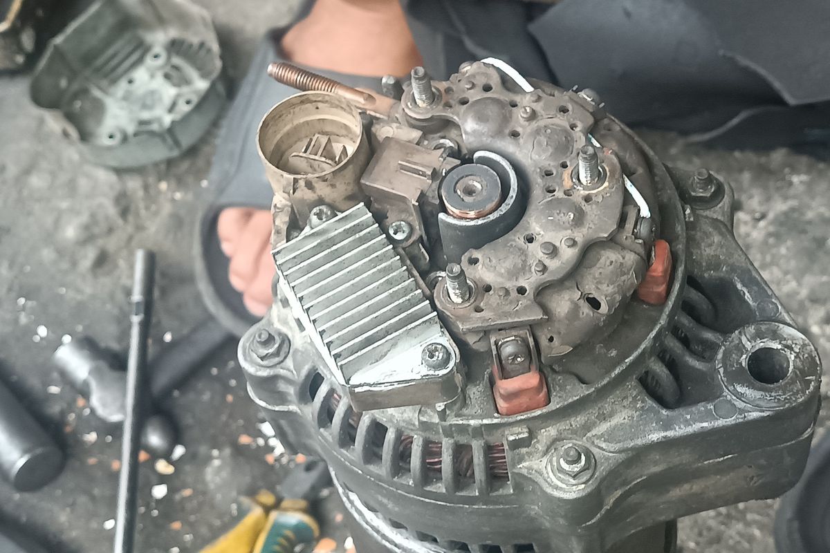 Alternator mobil rusak