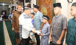 Awali Kunjungan di Aceh Timur, Kasatgas Tito Laksanakan Salat Subuh dan Serahkan Bantuan Kemasyarakatan