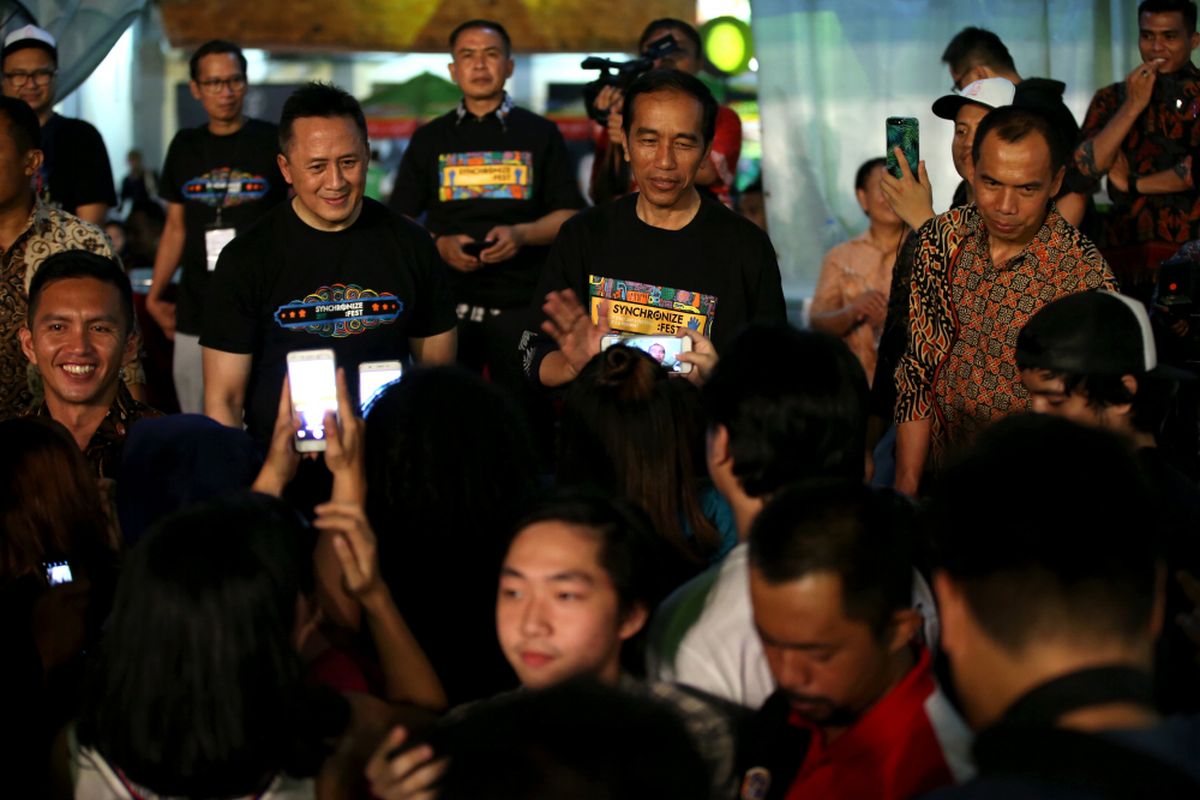 Presiden Republik Indonesia, Joko Widodo datang ke Syncronize Fest 2017 di Gambir Expo Kemayoran, Jakarta, Sabtu (7/10/2017). Festival musik yang berlangsung sela tiga hari hingga Minggu (8/10/2017) tersebut menampilkan beberapa musisi di antaranya ada Bangkutaman, Jason Ranti, Adhitya Sofyan, Float, Pee Wee Gaskin, Indische Party, dan Hello Dangdut. 