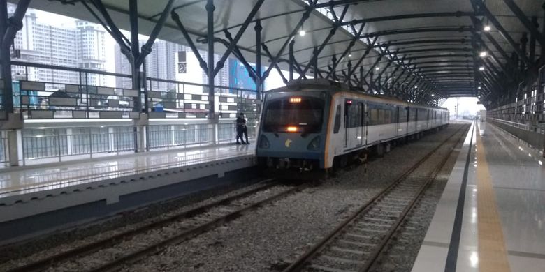 Kereta Api (KA) Bandara Kualanamu Medan melintasi jalur layang KA yang baru beroperasi 1 Desember 2019. 