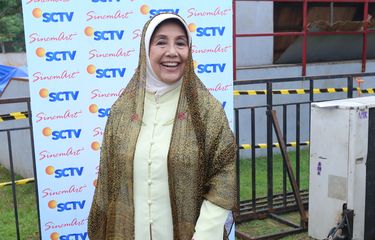 Nani Wijaya berpose disela saat acara meet and greet Sinemart All Stars di Mall Bintaro Exchange, Tangerang Selatan, Senin (20/02/2017). Para pemain sinetron seri Anak Sekolahan, Anak Langit, Orang-Orang Kampung Duku, dan Berkah Cinta akan menyapa penggemarnya .