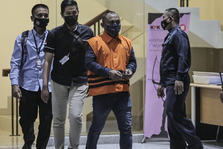 Pengacara Maskur Husain digiring petugas untuk mengikuti konferensi pers usai menjalani pemeriksaan di Gedung Merah Putih KPK, Jakarta, Kamis (22/4/2021). KPK menetapkan Penyidik KPK Stepanus Robin Pattuju dan Pengacara Maskur Husain sebagai tersangka dalam kasus dugaan tindak pidana korupsi penerimaan hadiah atau janji oleh penyelenggara negara terkait penanganan perkara Wali Kota Tanjung Balai Tahun 2020-2021. 