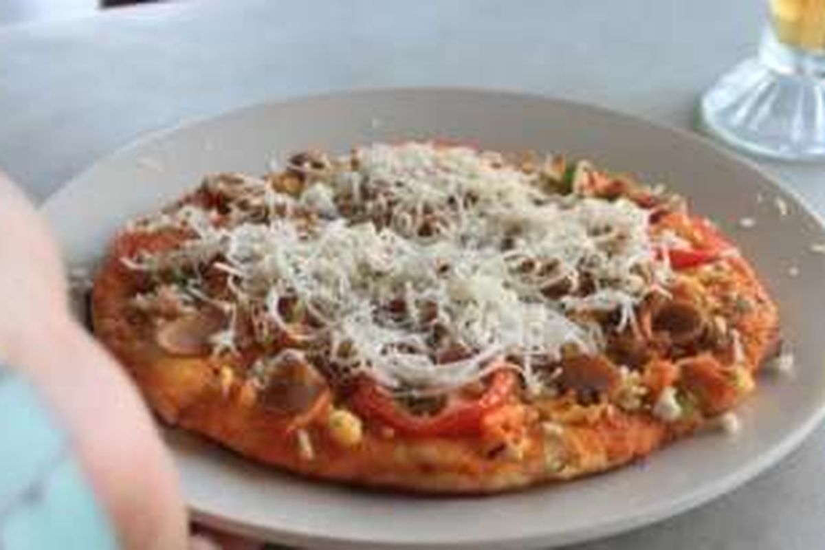Pizza sajian dari Cafe Pizza Andaliman yang berada JL Tarutung, Km 1, Sangkar Ni Huta, Balige, Toba Samosir, Balige, Sumatera Utara.