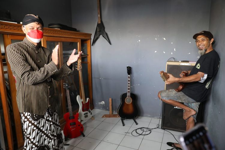 Gubernur Jawa Tengah Ganjar Pranowo menikmati alunan gitar musisi Kabupaten Semarang