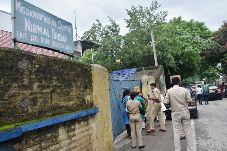 Polisi India berkumpul di luar panti asuhan yang dikelola Misionaris Cinta Kasih Bunda Teresa, setelah penangkapan seorang biarawati dan karyawan atas tuduhan penjualan bayi di Ranchi, Jharkhand. Foto ini diambil pada 4 Juli 2018. (AFP)