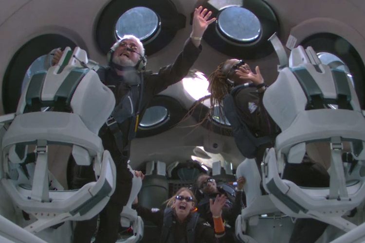 Jon Goodwin, Keisha Schahaff, dan Anastatia Mayers di dalam pesawat yang mengantar mereka ke tepi luar angkasa dalam misi Galactic 02 dari Virgin Galactic.