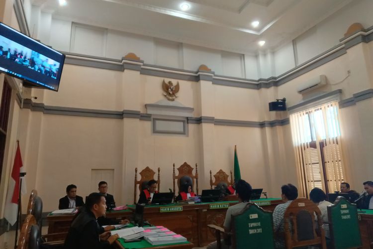 Jaksa membacakan tuntutan terhadap mantan Kadis LHK Sumut, Binsar Situmorang di Pengadilan Negeri Medan, Senin (10/6/2024)