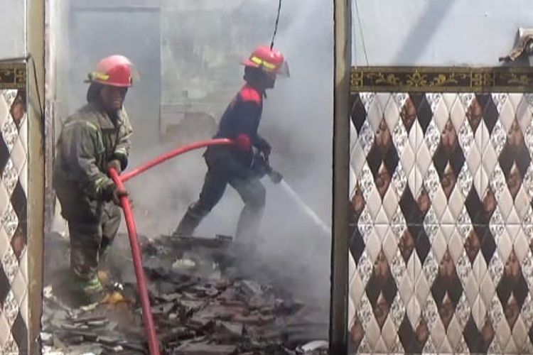 Kebakaran melanda rumah warga Desa Janti, Kecamatan Jogoroto, Kabupaten Jombang, Jawa Timur, Minggu (30/6/2024).