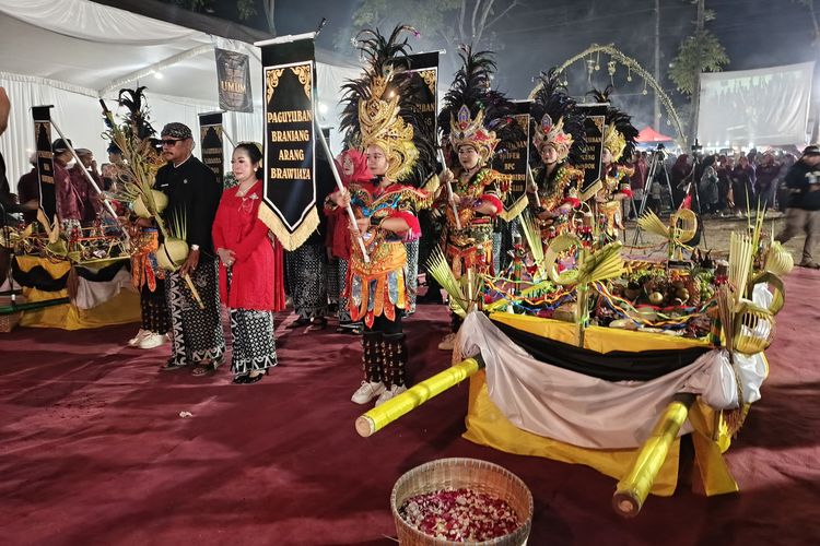 Labuh Agung Sedekah Rawa Pening, Cara Bersyukur di Tengah Ancaman Sedimentasi dan Polusi