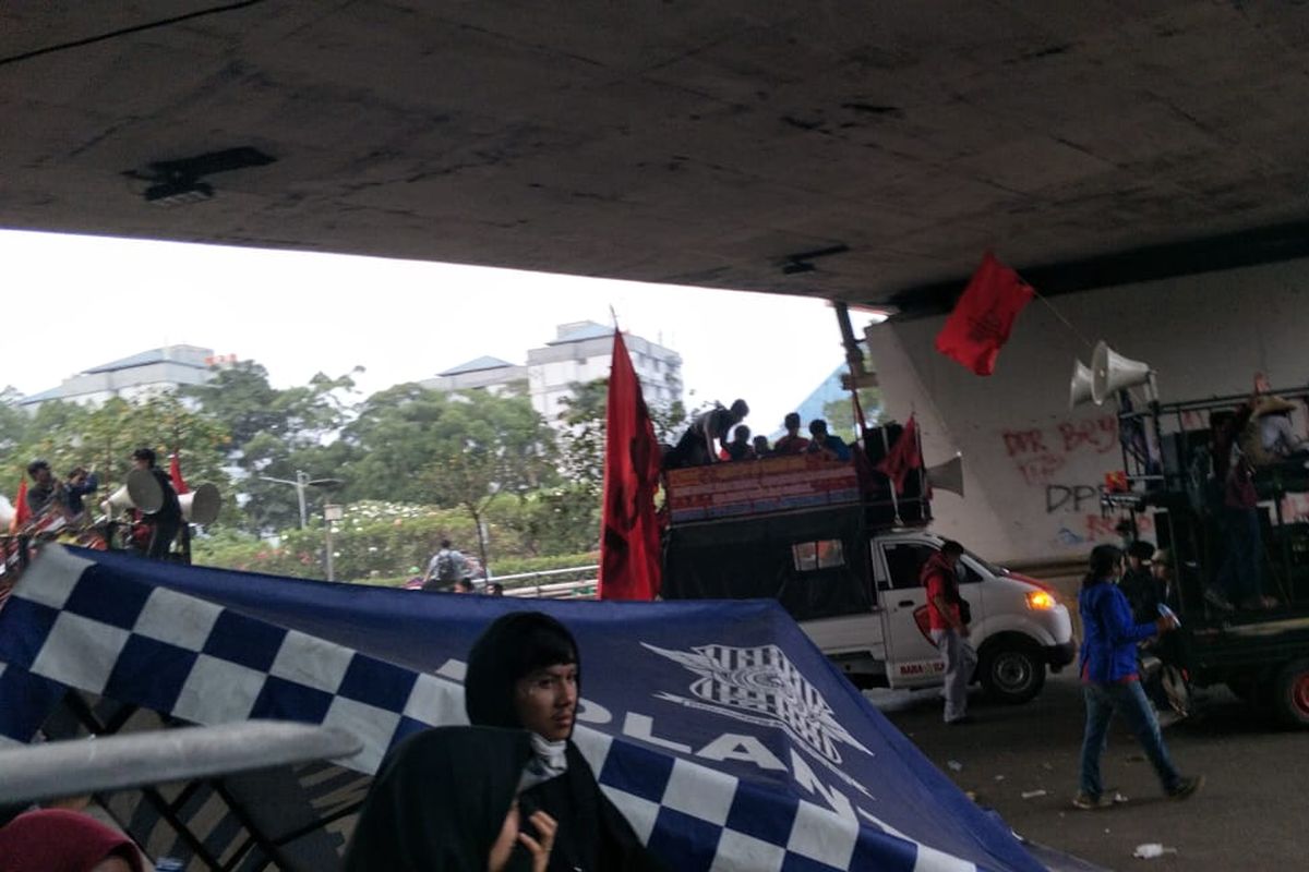 Demonstran rusak pos polisi lalu lintas di bawah kolong jembatan Senayan, Selasa (24/9/2019).