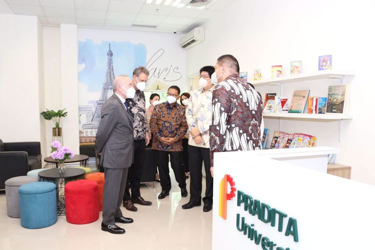 Universitas Pradita berkolaborasi dengan Kedutaan Besar Prancis di Indonesia menghadirkan Institut Francais d?Indonesie (IFI) Serpong pada Jumat, 28 Januari 2022.