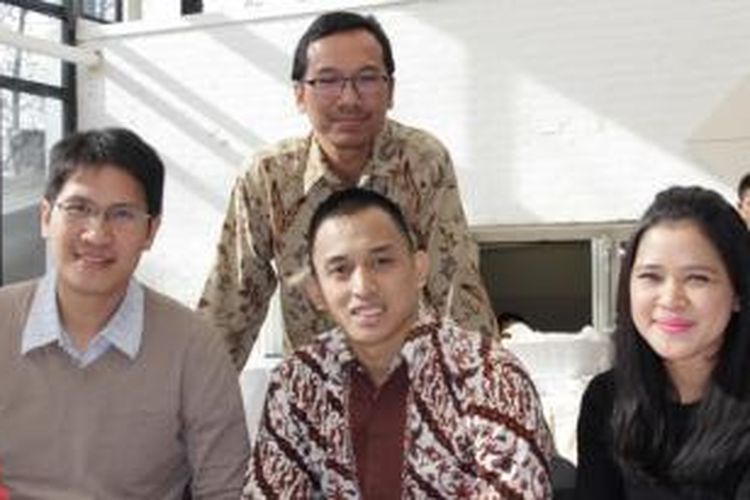 Nael Sumampow, Anton Tarigan, Agung Indriyanto, serta Olivia adalah para mahasiswa Indonesia di Maastricht University, Maastricht, Belanda.