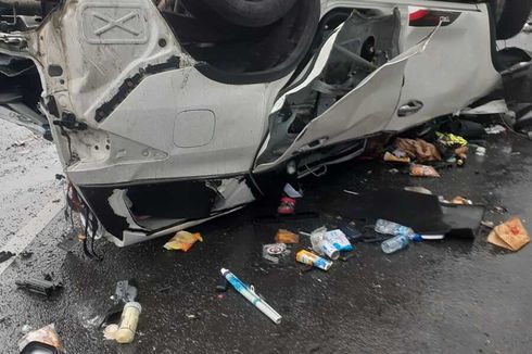 Fortuner Terbalik di Tol Solo-Ngawi, 2 Penumpang Tewas