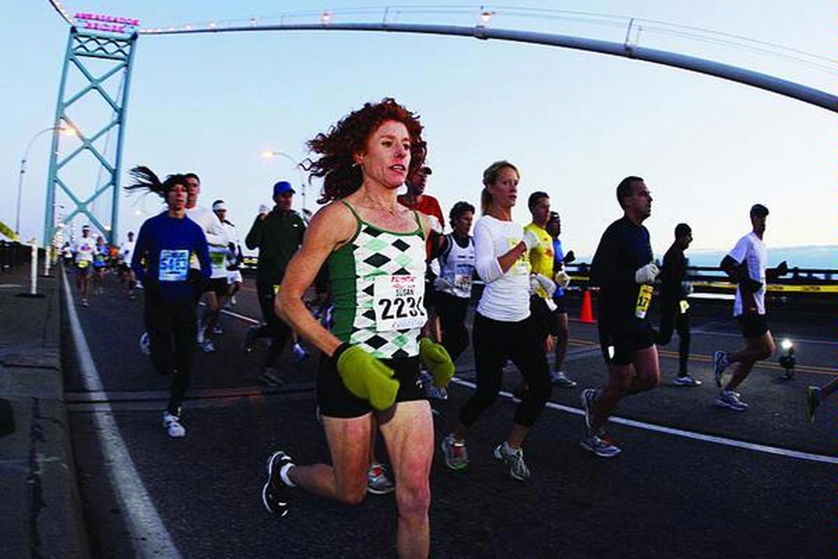 Peserta lomba lari maraton melintasi jembatan Ambassador di Windsor, Kanada, pada lomba Detroit Free Press/Flagstar Marathon, Minggu (18/10).