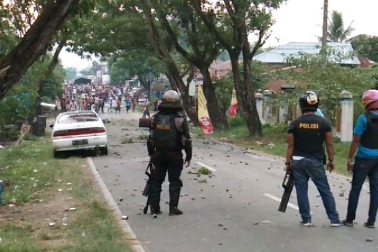 Aksi protes ratusan warga terkait pembagian BLT di Desa Mompang Julu Kecamatan Panyabungan Utara, Madina berujung ricuh, Senin (29/6) sore. Kejadian itu menyebabkan sedikitnya enam personel polisi luka-luka, dua mobil (salah satunya mobil dinas Waka Polres) serta satu sepeda motor warga dibakar massa.