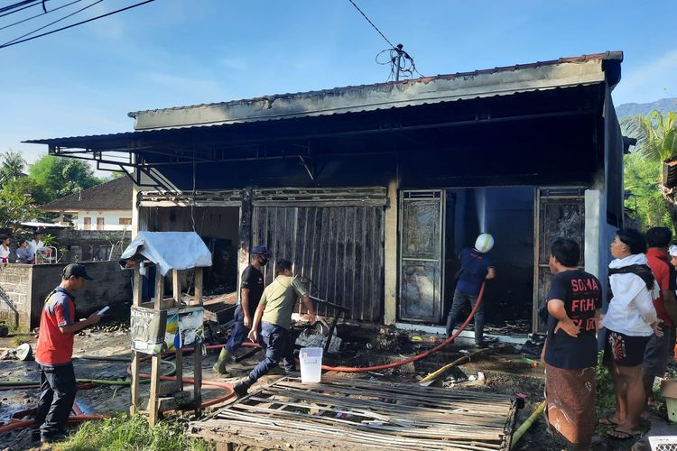Petugas berusaha memadamkan api kebakaran di sebuah toko di Desa Sanggalangit, Kecamatan Gerokgak, Kabupaten Buleleng, Bali, Sabtu (18/6/2022).