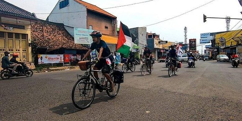 Maahir bersama Ahmad menggelar aksi bela Palestina dengan bersepeda sejauh 1.000 km menuju Banyuwangi. 