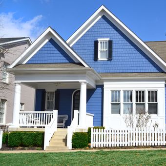 eksterior rumah berwarna biru