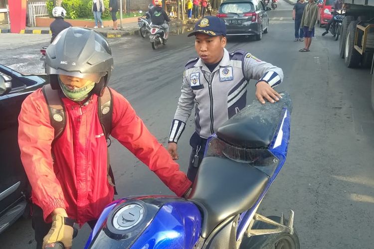 Warga dan petugas Dinas Perhubungan Kota Bekasi mengevakuasi motor sport yang menabrak bocah SD di Jalan Siliwangi, Rawalumbu, Kota Bekasi, Rabu (18/12/2019).(Dok. Dishub Kota Bekasi)