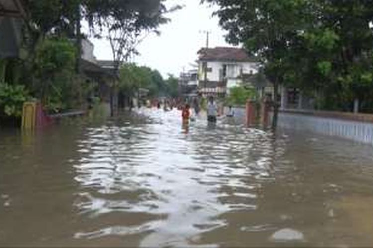 Ruas jalan Wr Supratman Kabupaten Trenggalek dan Permukiman warga terendam banjir (08/10/2016).