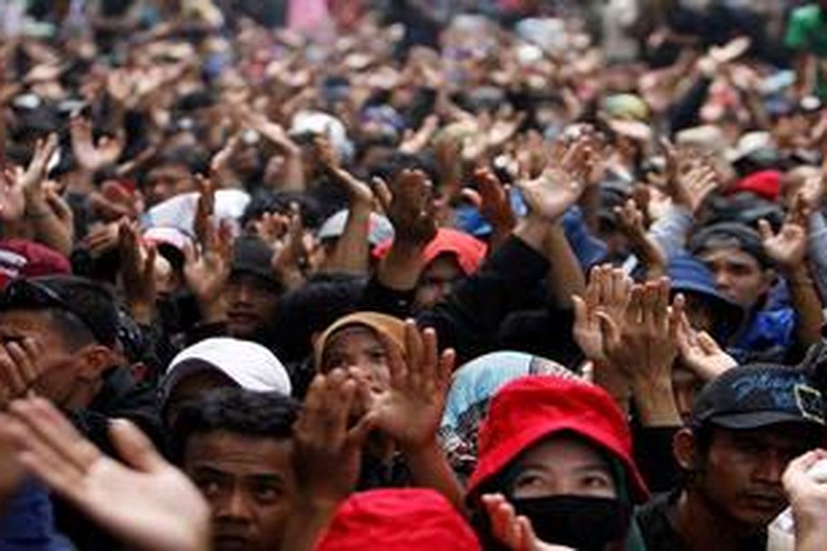 Ilustrasi: Buruh yang tergabung dalam Federasi Serikat Pekerja Metal Indonesia (FSPMI) meneriakkan yel-yel saat berunjuk rasa di Istana Merdeka, Jakarta, Rabu (6/2/2013). Aksi tersebut antara lain menolak penangguhan upah minimum. 
