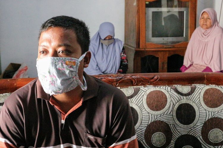 BK (29) bersama sejumlah kerabatnya saat ditemui di rumahnya, Kamis (6/8/2020). BK adala suami dari pasien yang menjalani persalinan tanpa bantuan tenaga medis di salah satu rumah sakit di Kabupaten Jombang, Jawa Timur.