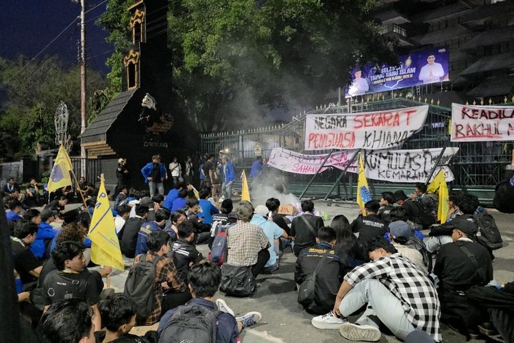 Suasana Demo di Semarang: Mahasiswa Lantunkan Selawat, Polisi Kumandangkan Azan